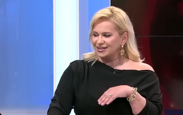 Paula Chirilă &icirc;mbrăcată &icirc;n negru, purt&acirc;nd inelul de logodnă primit recent și arăt&acirc;ndu-l la cameră