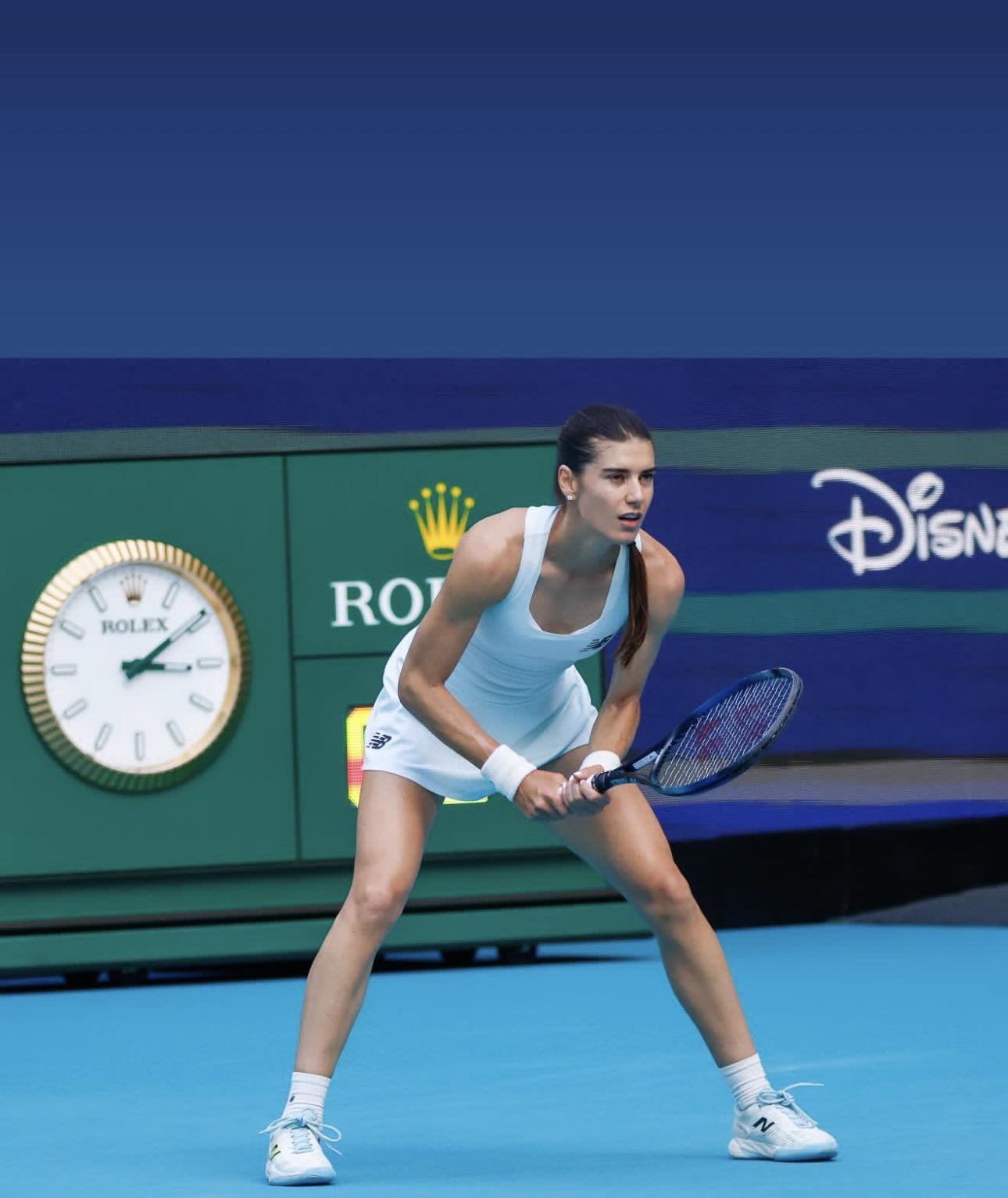 Sorana C&icirc;rstea, pe terenul de tenis, &icirc;n timpul unui meci, cu picioarele flexate și atentă la adversară