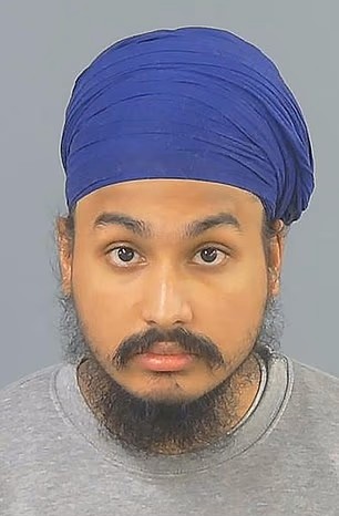 Un t&acirc;năr indian din comunitatea&nbsp;Sikh, &icirc;mbrăcat &icirc;ntr-o bluză gri, cu turban albastru pe cap