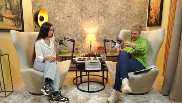 Maia și Teo Trandafir, &icirc;n cadrul podcastului &bdquo;G&acirc;nd la G&acirc;nd cu Teo&rdquo;, st&acirc;nd am&acirc;ndouă pe fotoliile din studioul de filmare, uit&acirc;ndu-se la poze din copilăria Maiei și depăn&acirc;nd amintiri