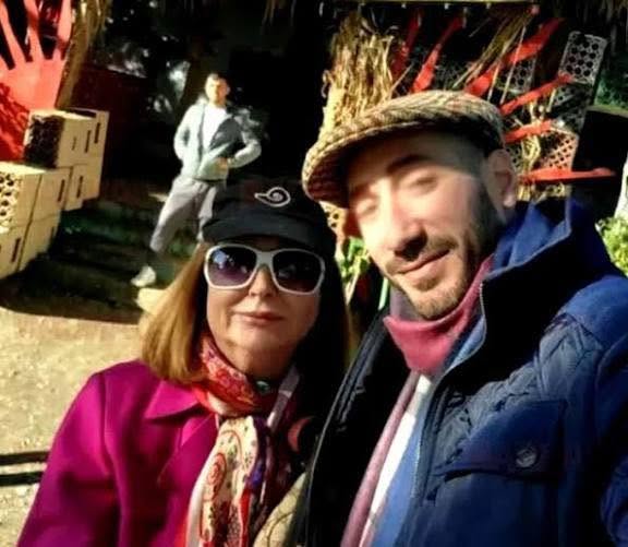 Rodica Stănoiu și Marius Calotă, împreună la o plimbare, îmbrăcați în haine de toamnă-iarnă, în timp ce fosta ministră purta ochelari de soare și amândoi aveau șepci pe cap