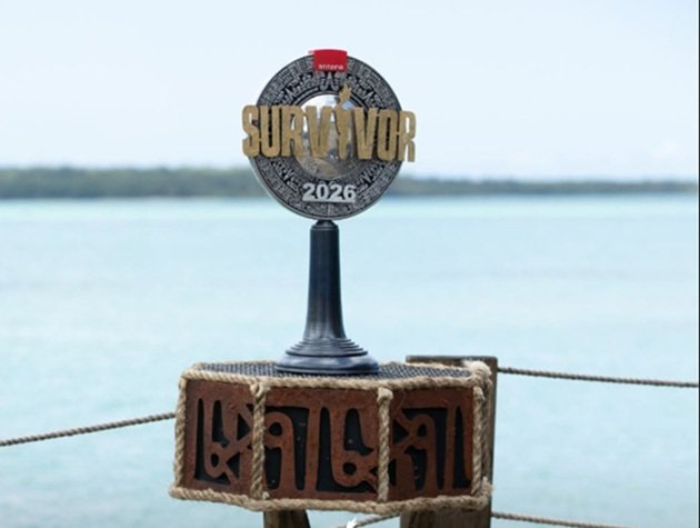 Trofeul Survivor 2026, așezat pe un ponton, pe malul apei