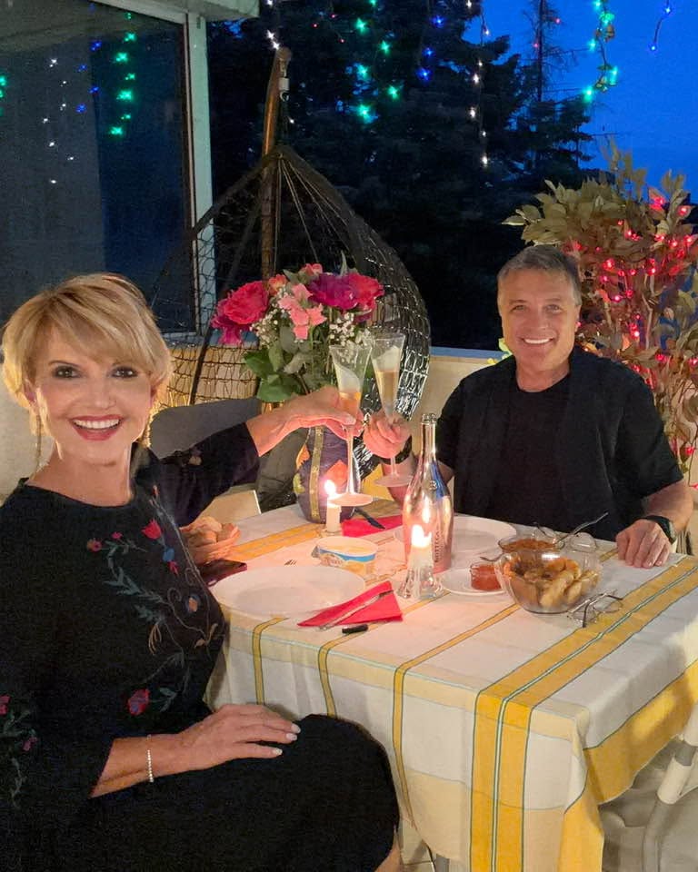 Marina Almășan și Sorin Mărcuș, pe balcon, la o cină romantică, ciocnind paharele cu șampanie, &icirc;n timp ce pe masă se afla și un buchet cu flori