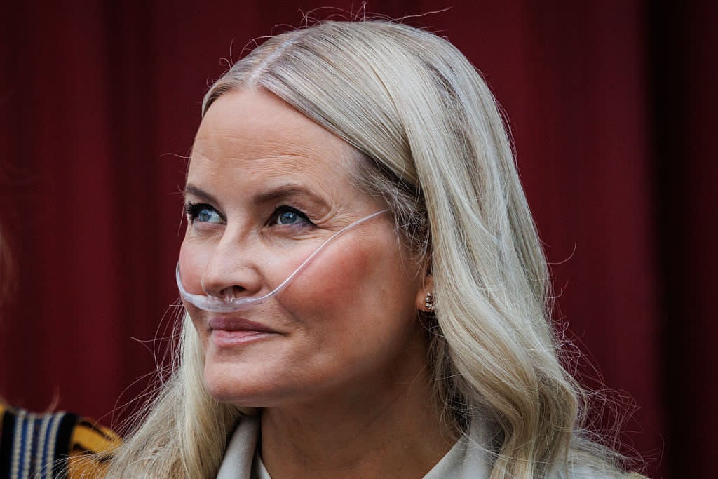Mette-Marit, prințesa Norvegiei, cu furtunul de la aparatul de oxigen la nas, privind &icirc;n sus