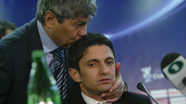Mircea Lucescu sărut&acirc;ndu-l pe fiul lui, Răzvan Lucescu, pe cap, &icirc;n timpul unei conferințe de presă, de la finalul unui meci