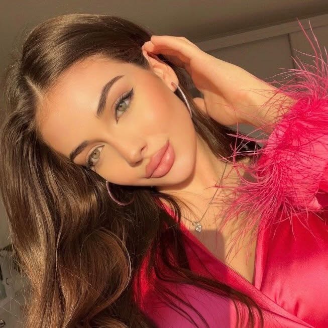 Andreea Bostănică imbracata in bluza roz si machiata puternic