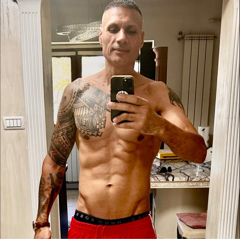 George Rață, agresorul din Lupeni, făc&acirc;ndu-și un selfie &icirc;n oglindă, la bustul gol, arăt&acirc;ndu-și tatuajele.