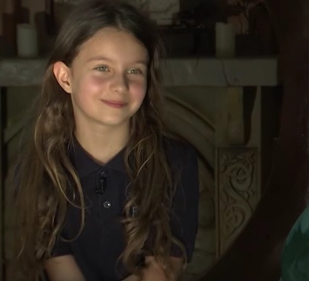 Eva, fiica&nbsp;Elenei Udrea, &icirc;mbrăcată &icirc;ntr-un tricou negru, z&acirc;mbitoare &icirc;n timpul unui interviu