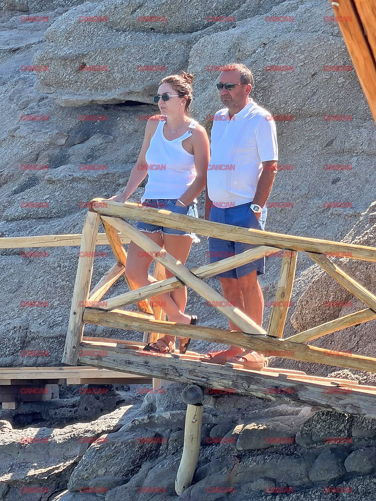 Simona&nbsp;Halep&nbsp;și Dorin&nbsp;Mateiu &icirc;n&nbsp;Mykonos, &icirc;mbrăcați asortat &icirc;n albastru și alb, cu accesorii maro, admir&acirc;nd marea &icirc;mpreună, purt&acirc;nd am&acirc;ndoi ochelari de soare