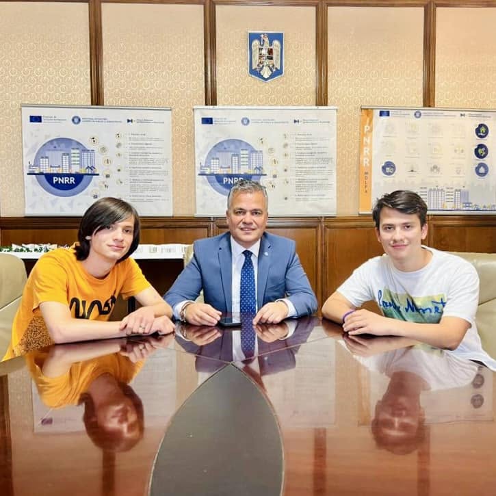 Adrian&nbsp;Veștea st&acirc;ns la aceeași masă cu băieții lui, Dani și Darius, c&acirc;nd au mers aceștia să &icirc;l viziteze la birou