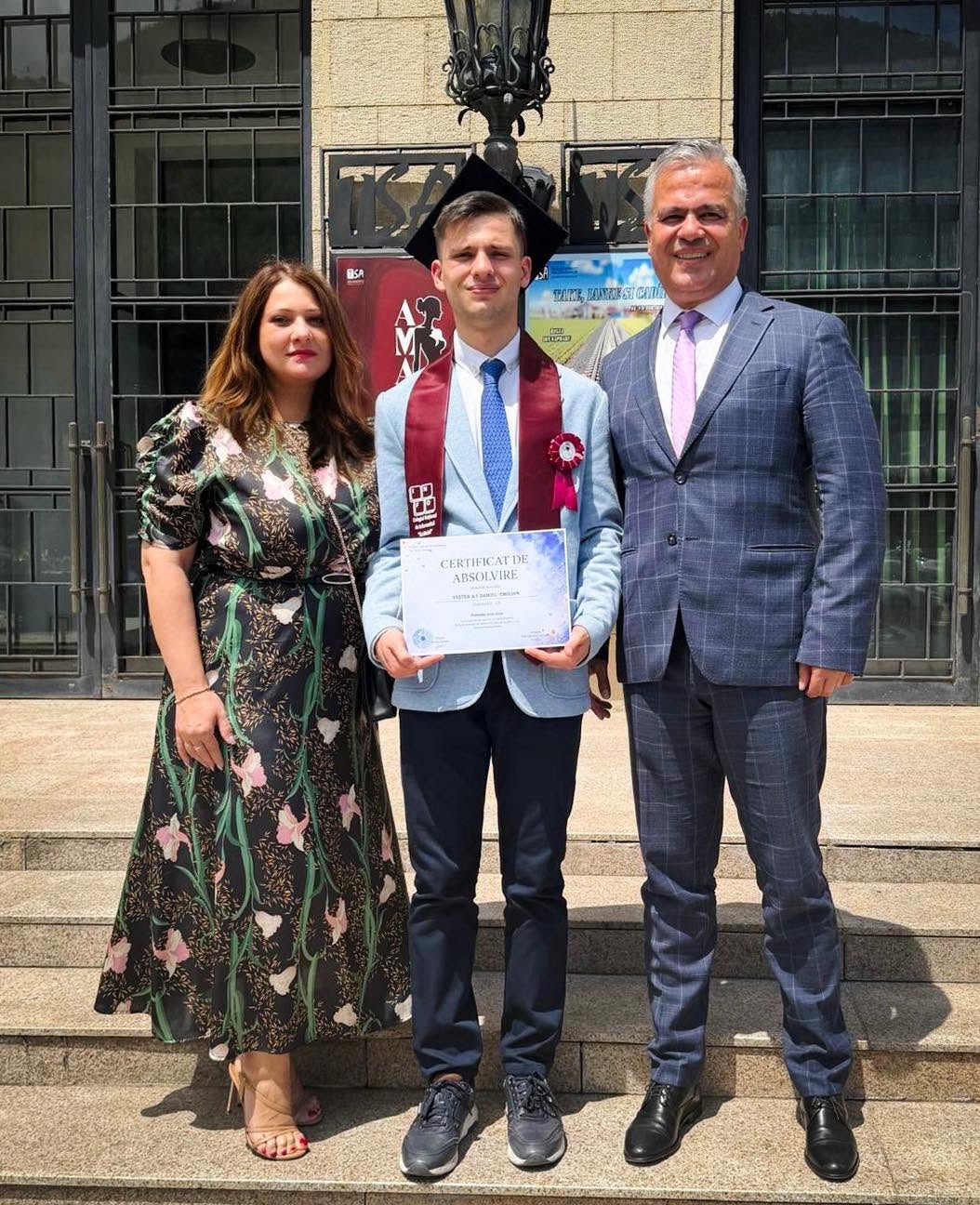 Adrian&nbsp;Veștea alături de soție și de unui dintre copiii lor, &icirc;mbrăcați elegant la absolvirea acestuia, &icirc;n timp ce el purta robă și tocă și ținea diploma &icirc;n m&acirc;nă