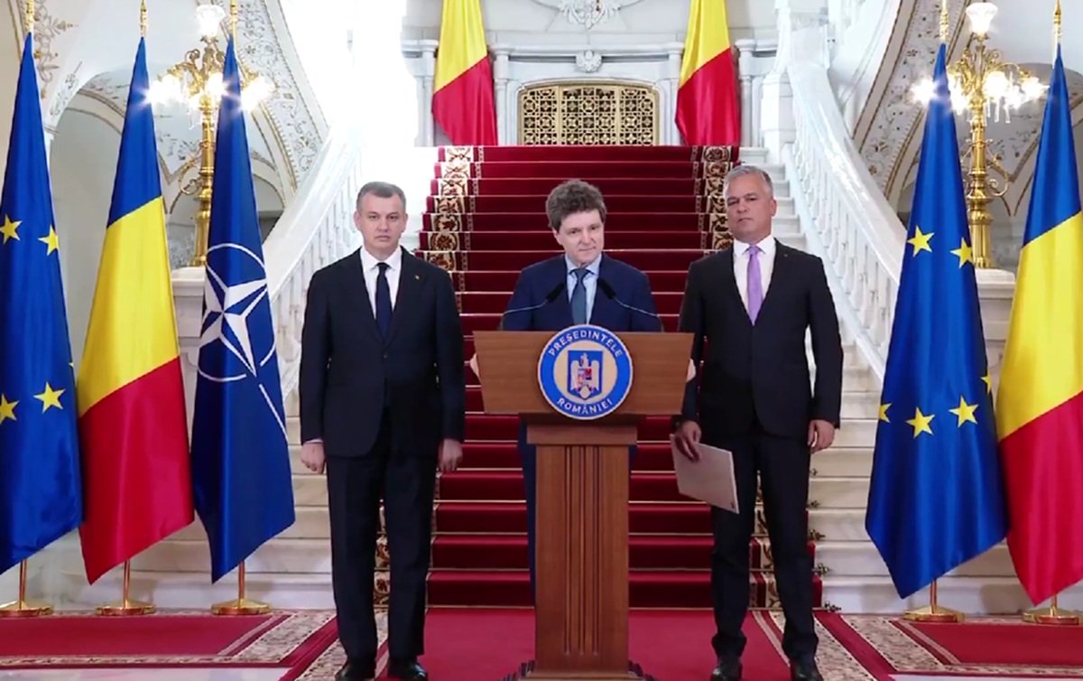 Nicușor Dan alături de Eugen Tomac și de Adrian Veștea, &icirc;ntr-o conferință de presă la Palatul Cotroceni, anunț&acirc;nd propunerea de premier