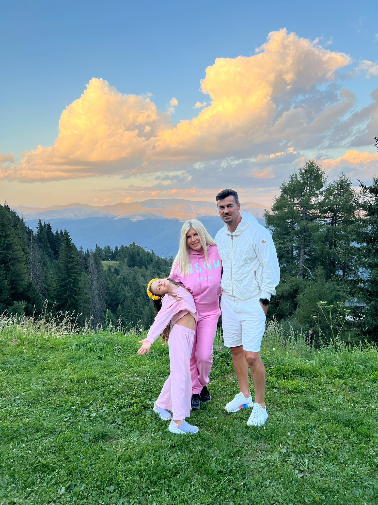 Elena Udrea la munte, alături de fiica ei și de tatăl acesteia, &icirc;n timă ce erau toți trei &icirc;mbrăcați lejer, &icirc;n pantaloni de trening și hanorac