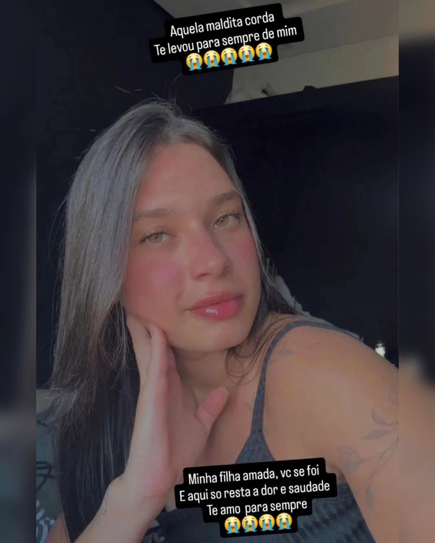 Maria&nbsp;Eduarda&nbsp;Rodrigues&nbsp;de&nbsp;Freitas &icirc;mbrăcată &icirc;ntr-un maiou negru, făc&acirc;ndu-și un selfie &icirc;n tmp ce &icirc;și sprijinea bărbia cu una dintre m&acirc;ini