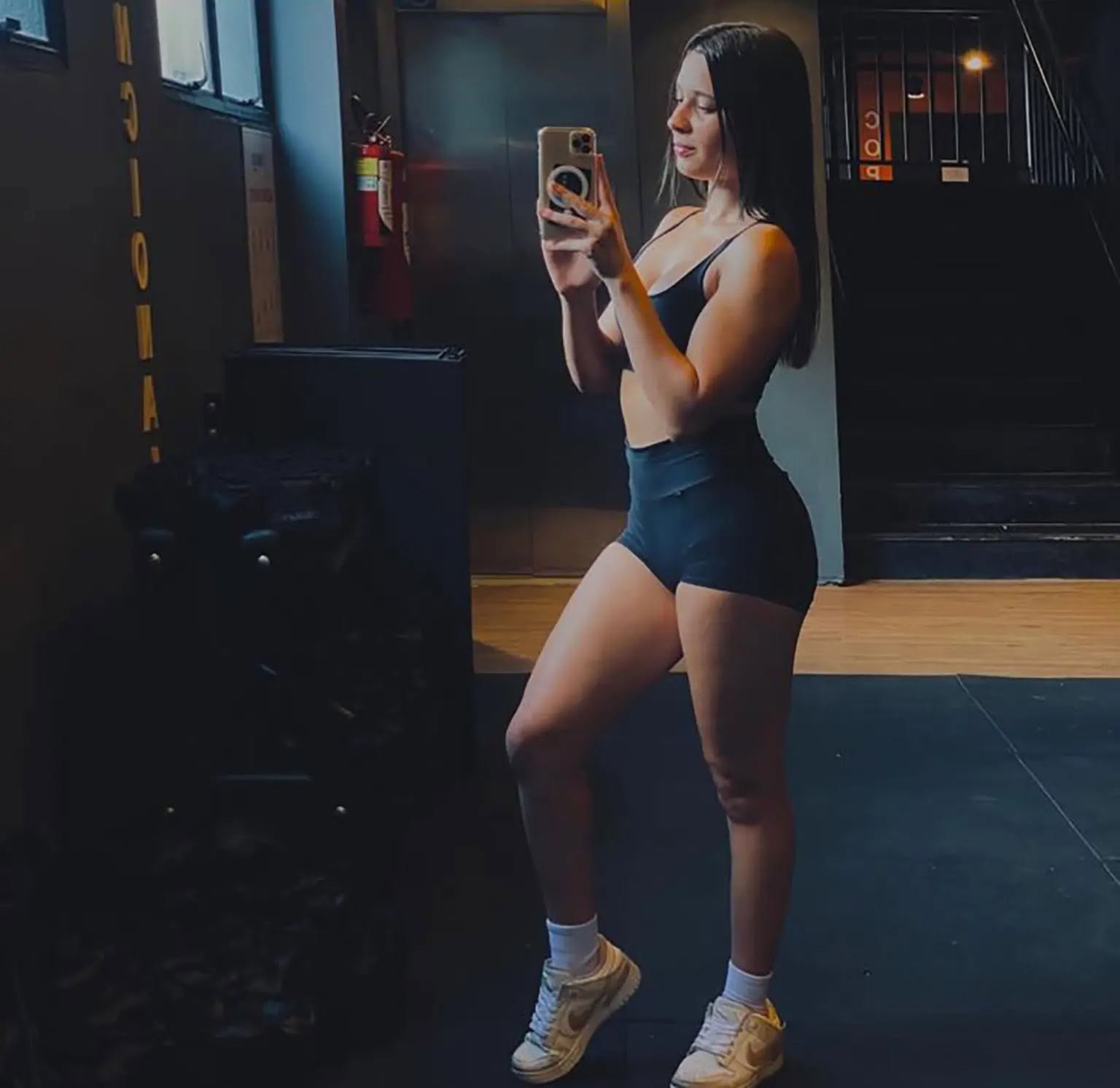 Maria Eduarda Rodrigues de Freitas, &icirc;n sala de fitness, fotografiindu-se &icirc;n oglindă, &icirc;mbrăcată &icirc;n echipamentul de sport