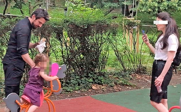 Tuncay Ozturk alături de partenera sa și de fiica lor în parc, în timp ce doctorul o dădea într-un balansoar pe cea mică, iar mama acesteia îi privea de la distanță