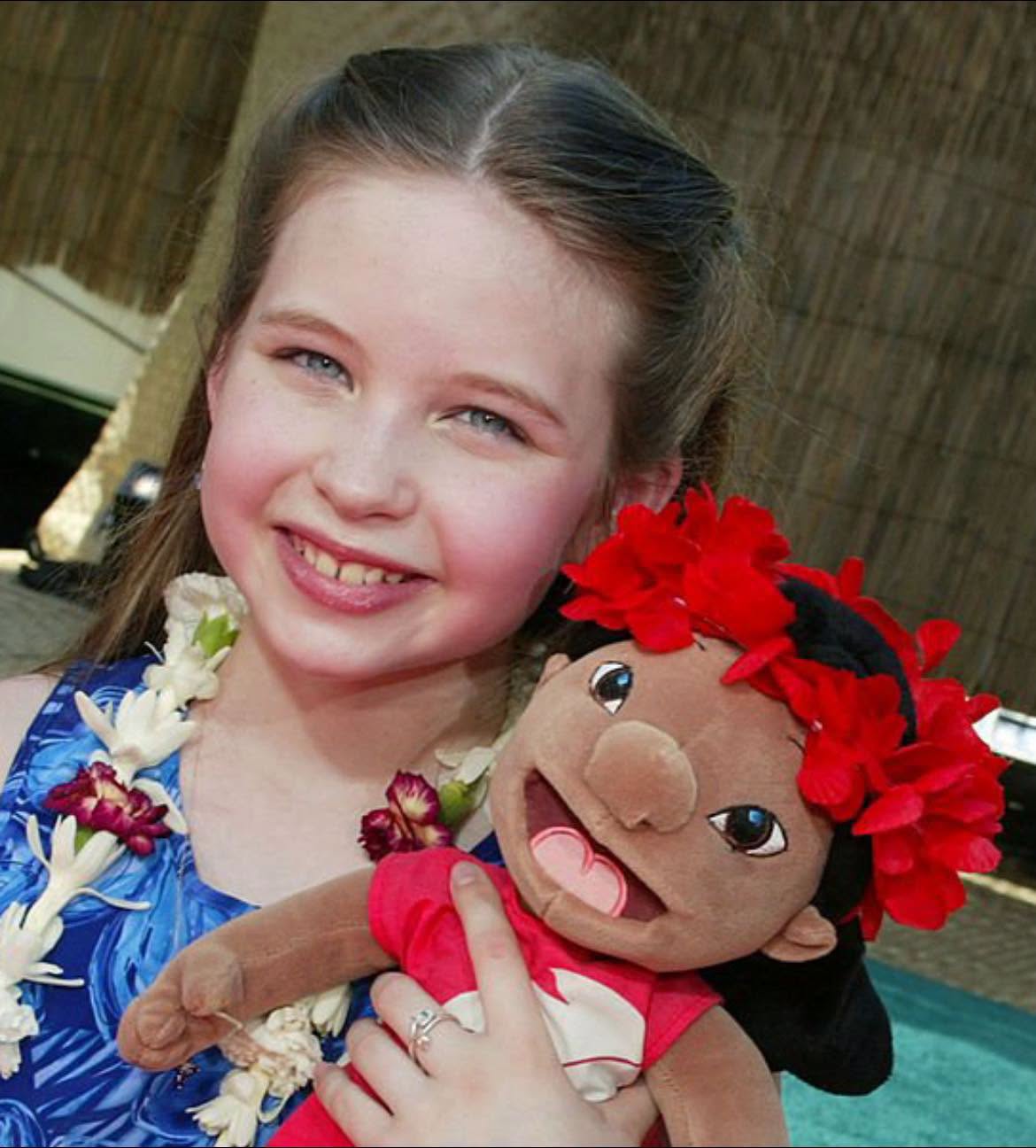Daveigh&nbsp;Chase &icirc;n copilărie, z&acirc;mbitoare, țin&acirc;nd &icirc;n brațe păpușa lui Lilo din animația Lilo & Stitch