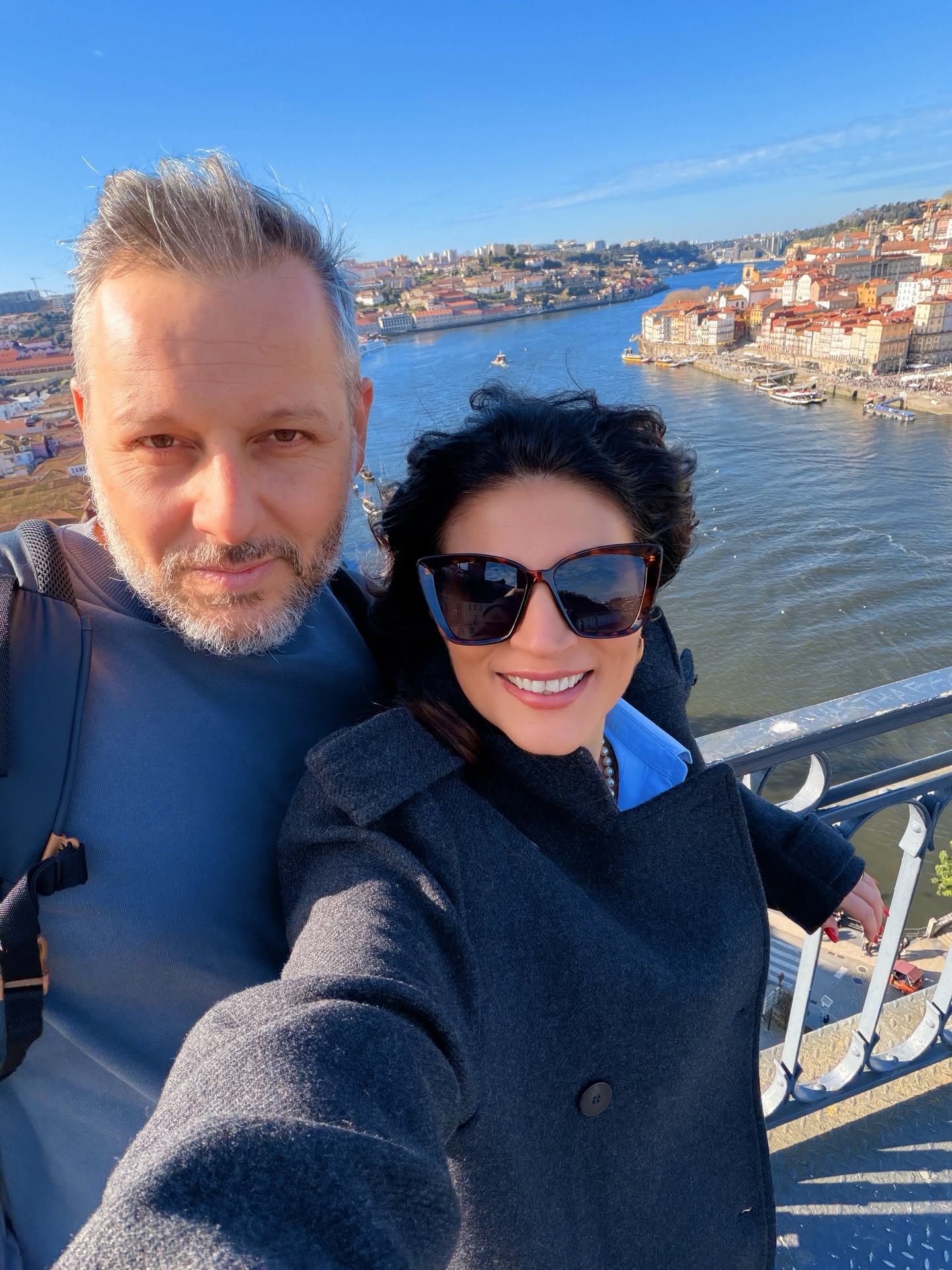 Ioana Ginghină fotografiindu-se pe un pod, &icirc;n Porto, alături de soțul ei, Cristi Pitulice, &icirc;n timp ce &icirc;n spatele lor se vedea orașul