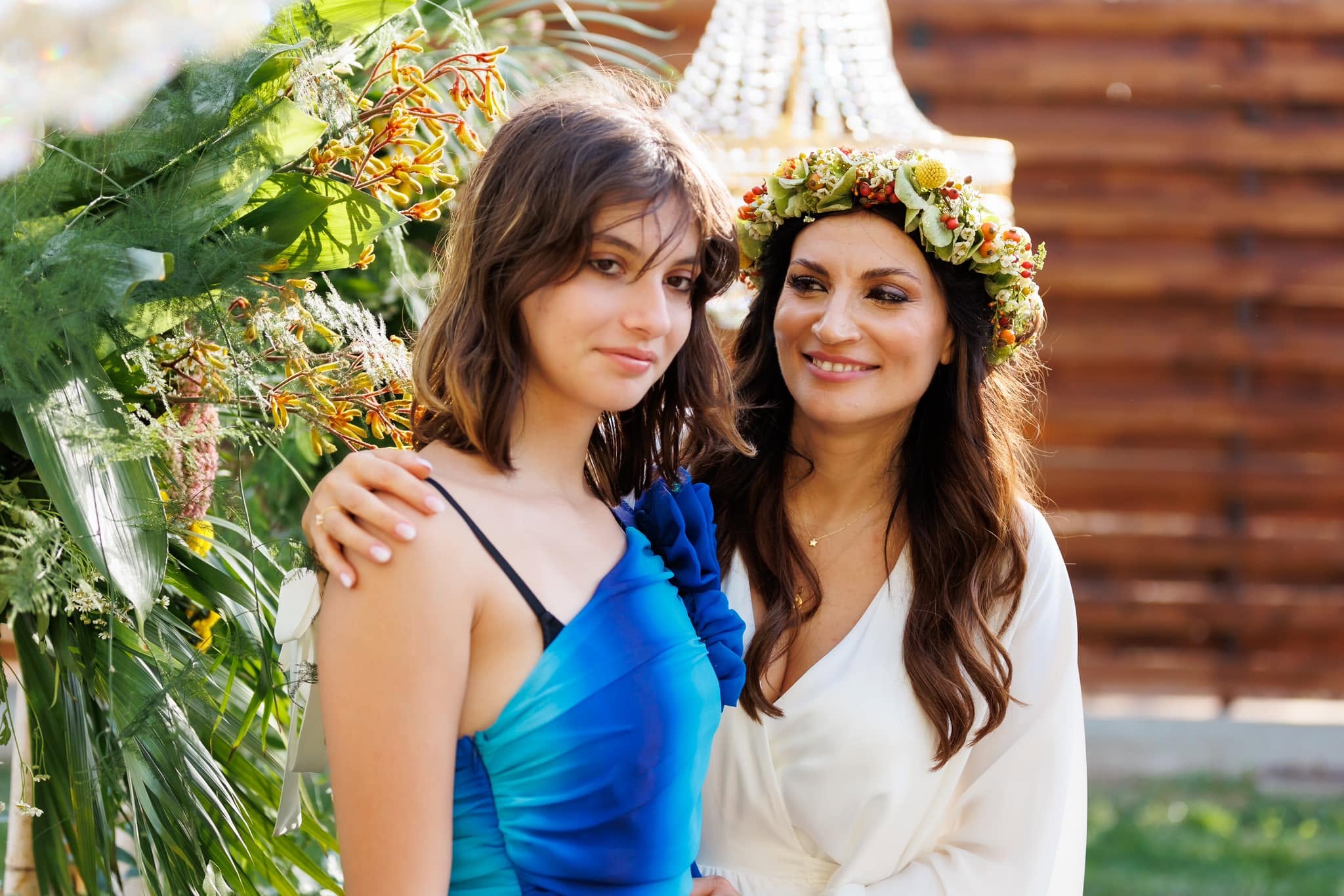 Ioana Ginghină la ultima ei nuntă, îmbrăcată în alb și cu coroniță de flori pe cap, alături de fiica ei, îmbrăcată într-o rochie colorată, în nuanțe de albastru