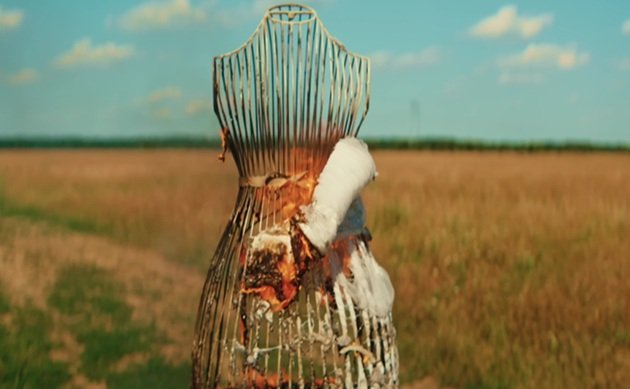 Rămășițele rochiei de mireasă pe care a ars-o Codruța Filip pe c&acirc;mp, &icirc;n videoclipul melodiei &bdquo;La nunta ta&rdquo;