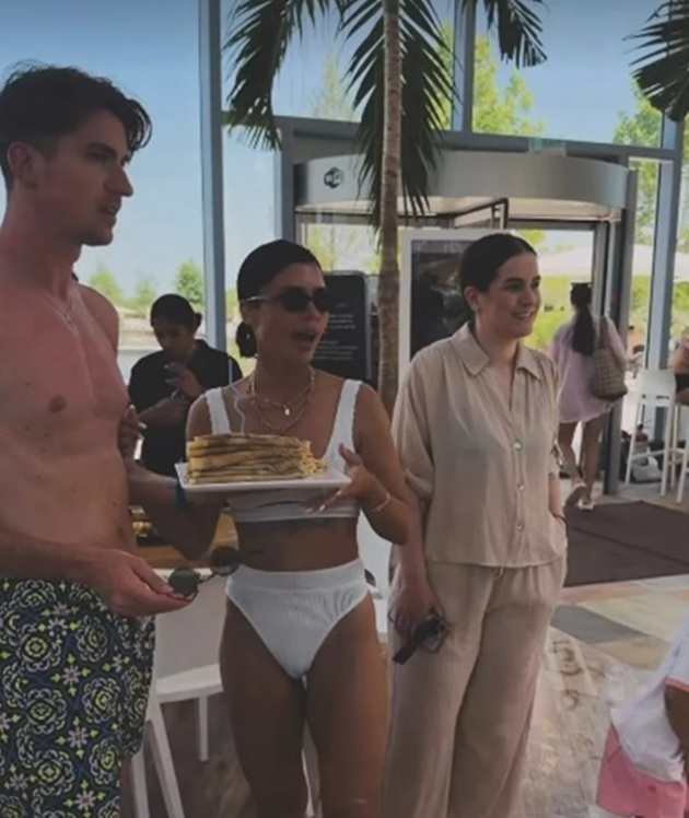 Andreea Popescu și Rareș Cojoc împreună la petrecerea fiului lor Ioachim, cântându-i „La mulți ani”, în timp ce amândoi erau îmbrăcați în haine de plajă.