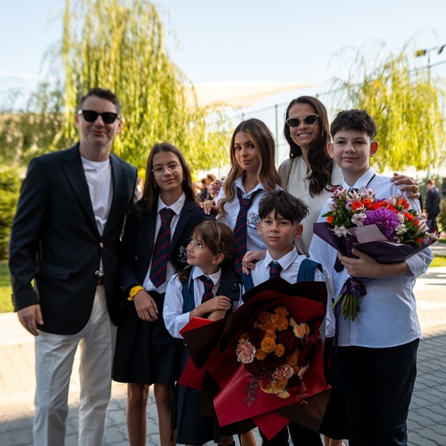 Adi S&icirc;nă și Anca Serea alături de cinci dintre cei șase copii ai lor, &icirc;n prima zi de școală, &icirc;n care cei mici erau &icirc;mbrăcați &icirc;n uniforme și aveau &icirc;n brațe buchete de flori