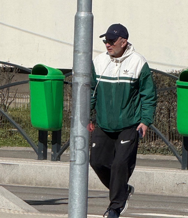 Dan Petrescu în privămara lui 2026, pe străzile din București, în hanorac, pantaloni de trening, cu șapcă pe cap și cu ochelari de soare la ochi