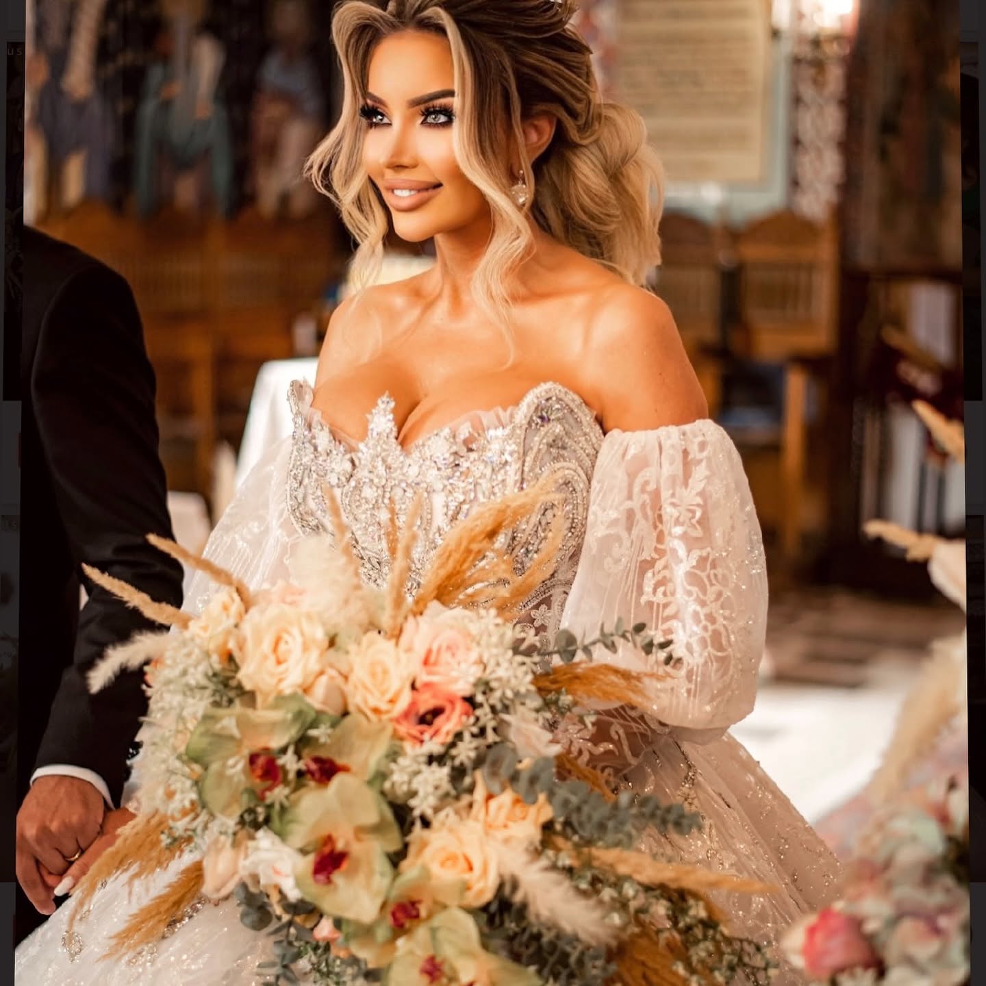 Roxana Vașniuc &icirc;n ziua nunții, &icirc;n biserică, &icirc;mbrăcată &icirc;n rochie de mireasă, cu buchetul &icirc;n m&acirc;nă