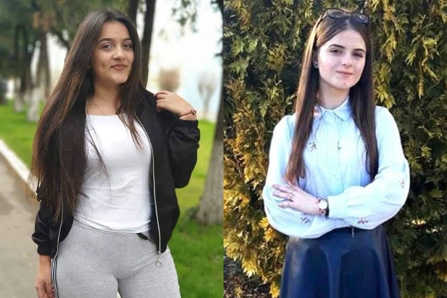 Luiza Melencu &icirc;mbrăcată &icirc;n pantaloni de trening gri, tricou alb și jachetă neagră și Alexandra Măceșanu &icirc;mbrăcată &icirc;n fustă de piele neagră și cămașă albă