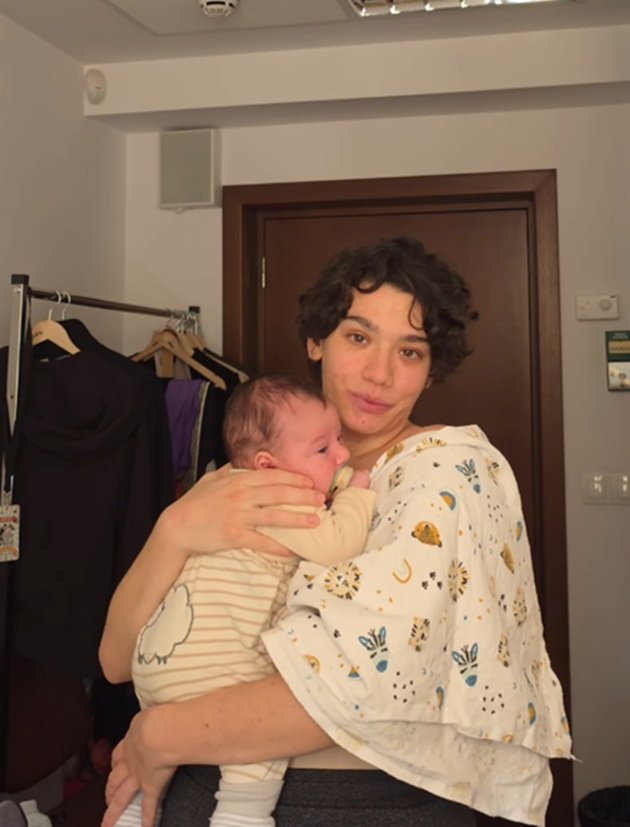 Cabiria&nbsp;Morgenstern țin&acirc;ndu-l &icirc;n brațe pe fiul ei, Ezra, &icirc;n timp ce are pe m&acirc;nă o păturică cu desene