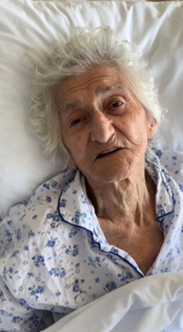 Mama lui&nbsp;Daniel Buzdugan, pe patul de spital cu așternuturi albe, &icirc;mbrăcată &icirc;ntr-o pijama albă cu flori albastre