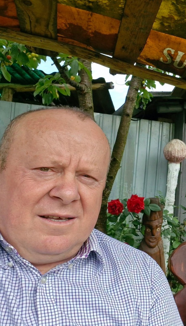 Viorel Pașca făc&acirc;ndu-și un selfie, &icirc;n timp ce era &icirc;mbrăcat &icirc;ntr-o cămașă albă cu pătrățele albastre