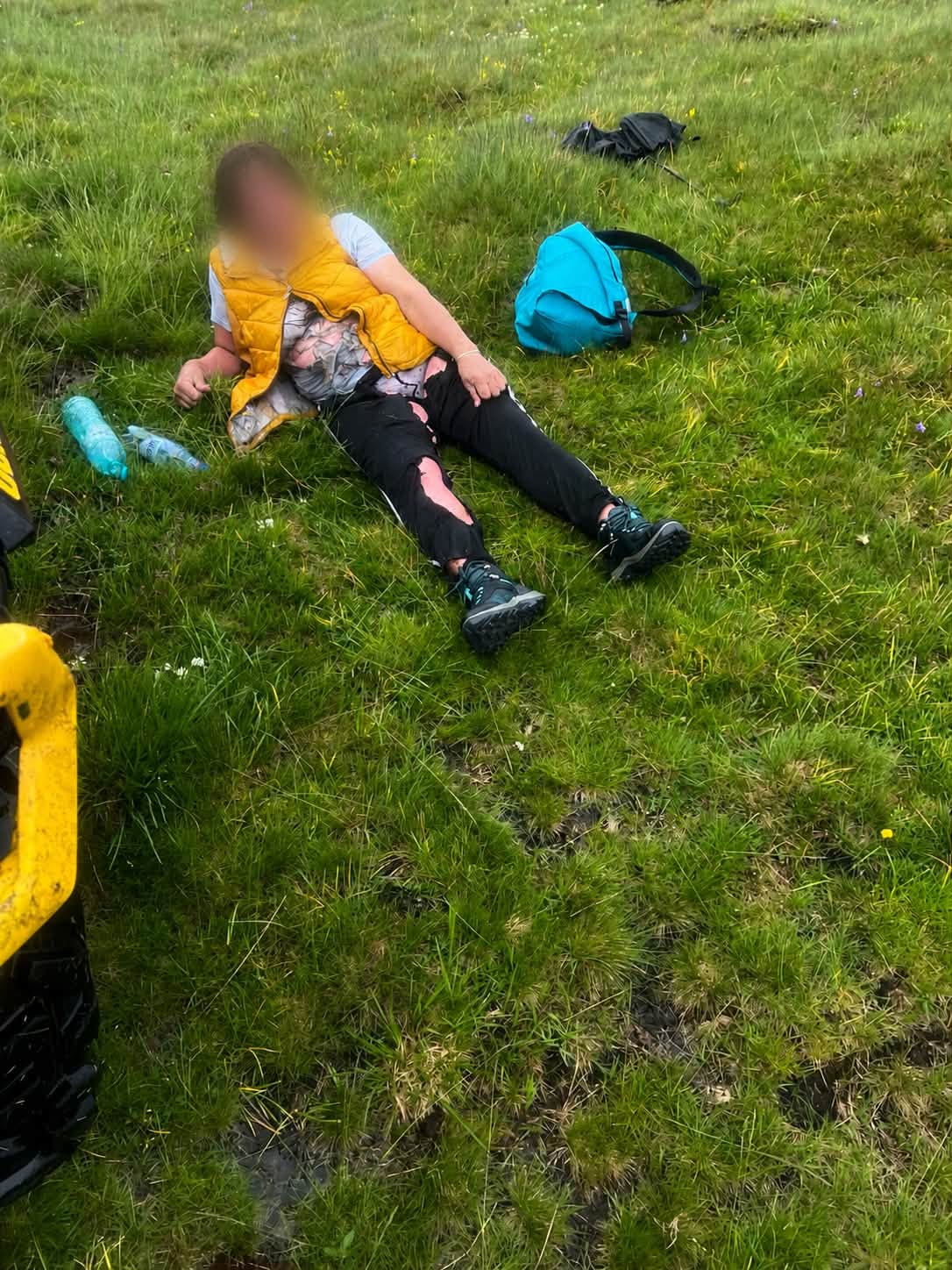 Profesoara lovită de fulger în Munții Bucegi, întinsă pe iarbă, cu hainele rupte, aflată în imposibilitatea de a se deplasa