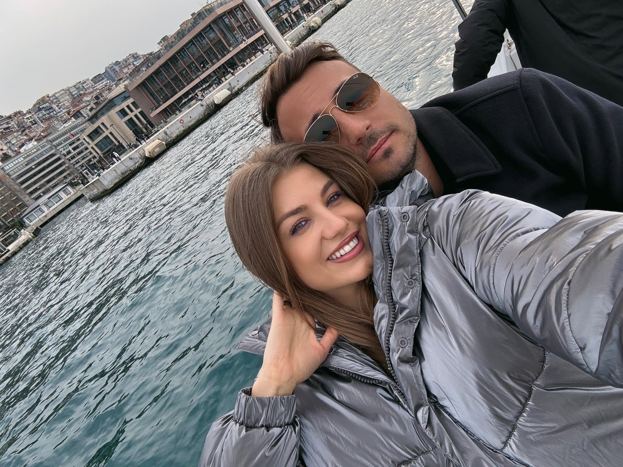 Codruța Filip într-o geacă argintie de fâș, purtând ochelari de soare și sprijinindu-se de fostul soț, Valentin Sanfira, în timpul unei plimbări cu barca, în timp ce el era îmbrăcat în negru și purta, de asemenea, ochelari de soare