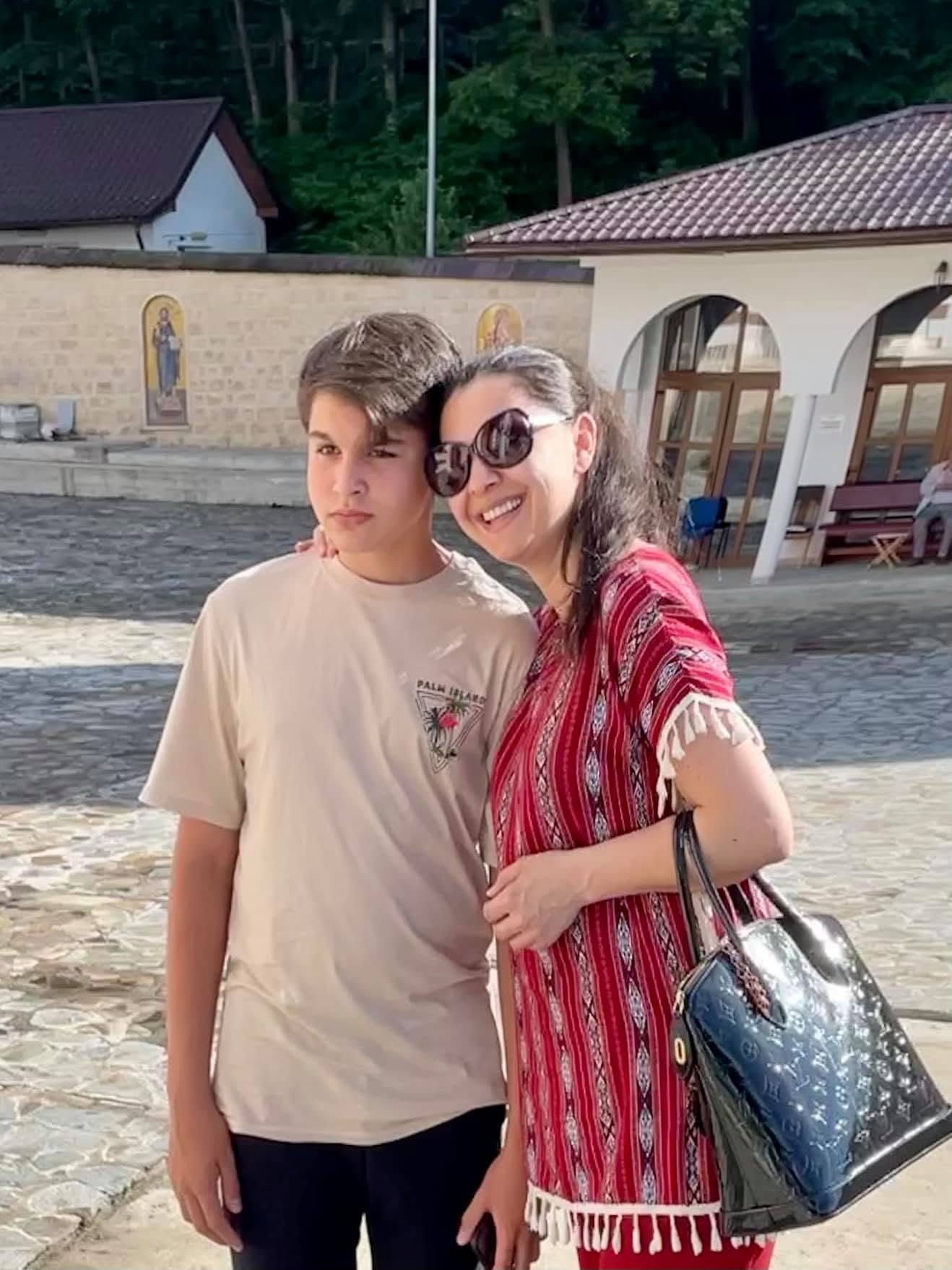 Medana Oprea alături de fiul ei Darius, pe care &icirc;l ținea de g&acirc;t &icirc;n curtea unei biserici, &icirc;n urmă cu mai mulți ani, c&acirc;nd era mai mic