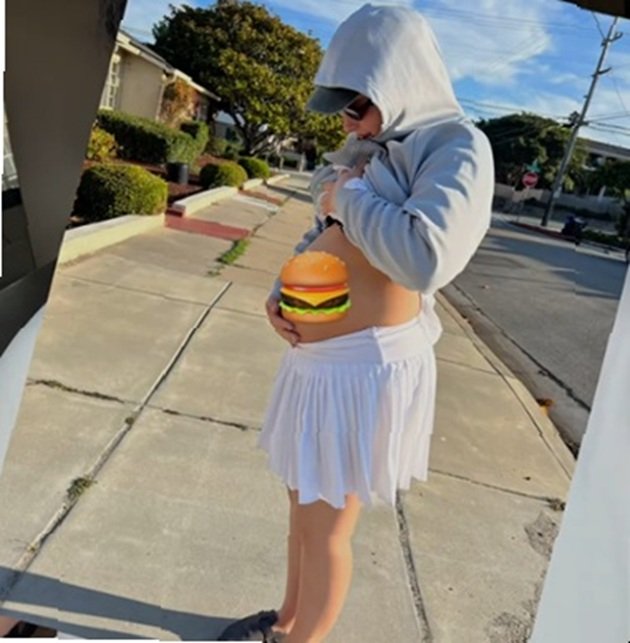 Carmina Vârciu balonată, cu burta asemeni unei gravide, după ce a mâncat fast-food în America