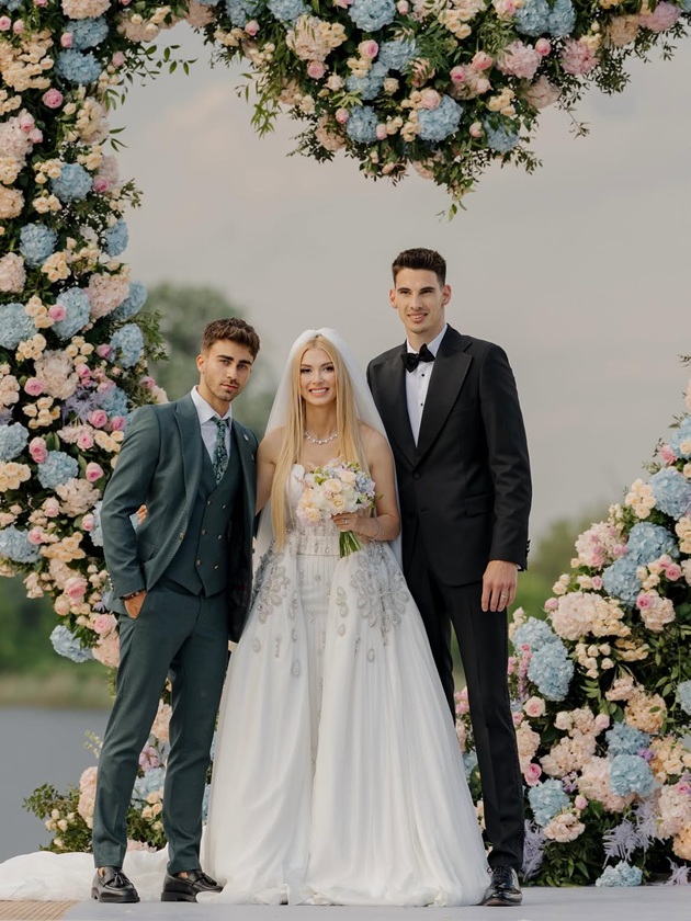 Alberto Mustățea alături de Andreea Bălan și Victor Cornea la nunta acestora, fotografiindu-se &icirc;mpreună la cornerul foto de pe pontonul restaurantului la care a avut loc petrecerea, cu mii de flori &icirc;n jur