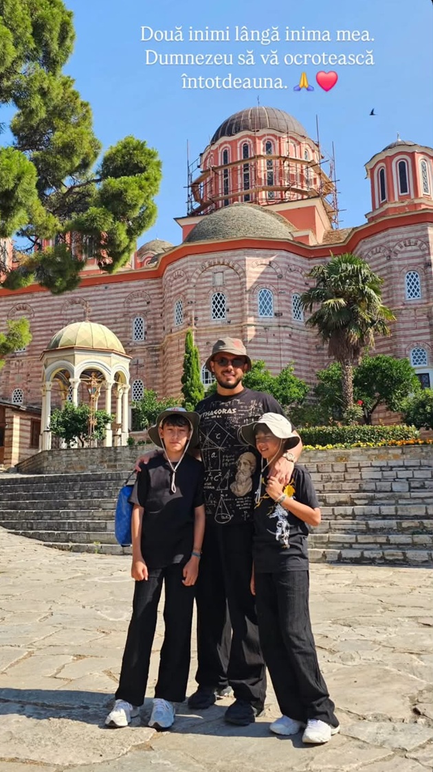 Gabi Bădălău alături de cei doi băieți ai săi, pe Muntele Athos, &icirc;mbrăcați asortat, cu pălării pe cap, st&acirc;nd &icirc;mbrățișați
