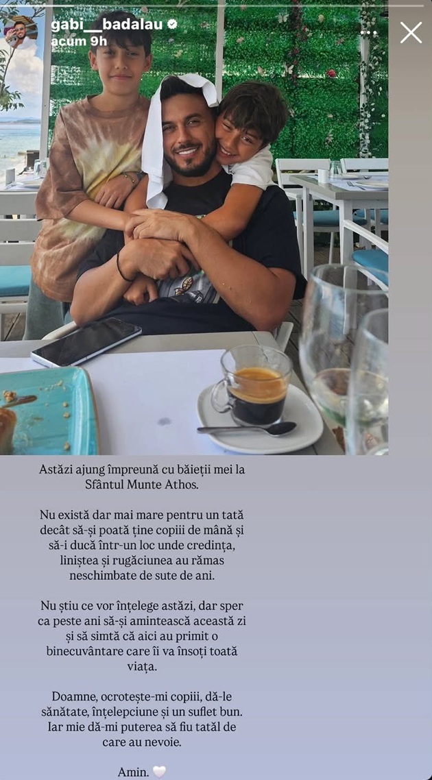 Gabi Bădălău stând la masă, savurând o cafea, alături de cei doi băieți ai săi care îl îmbrățișează în timp ce fac o poză împreună