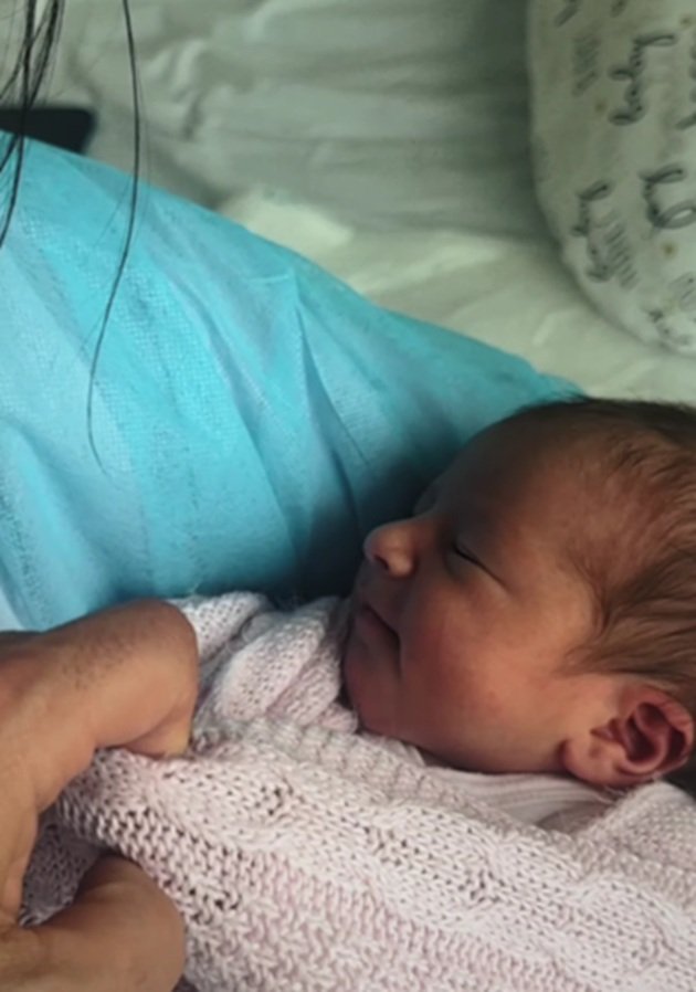 Jessica, fiica cea mică a lui Pepe, în prima zi de viață, la spital
