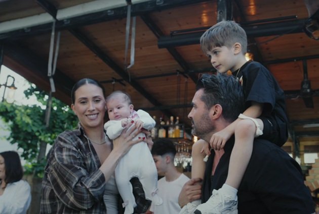 Yasmine Pascu ținând-o în brațe pe fiica ei cea mică, Jessica, alături de Pepe, care îl ține pe umeri pe fiul lor, Pepe junior