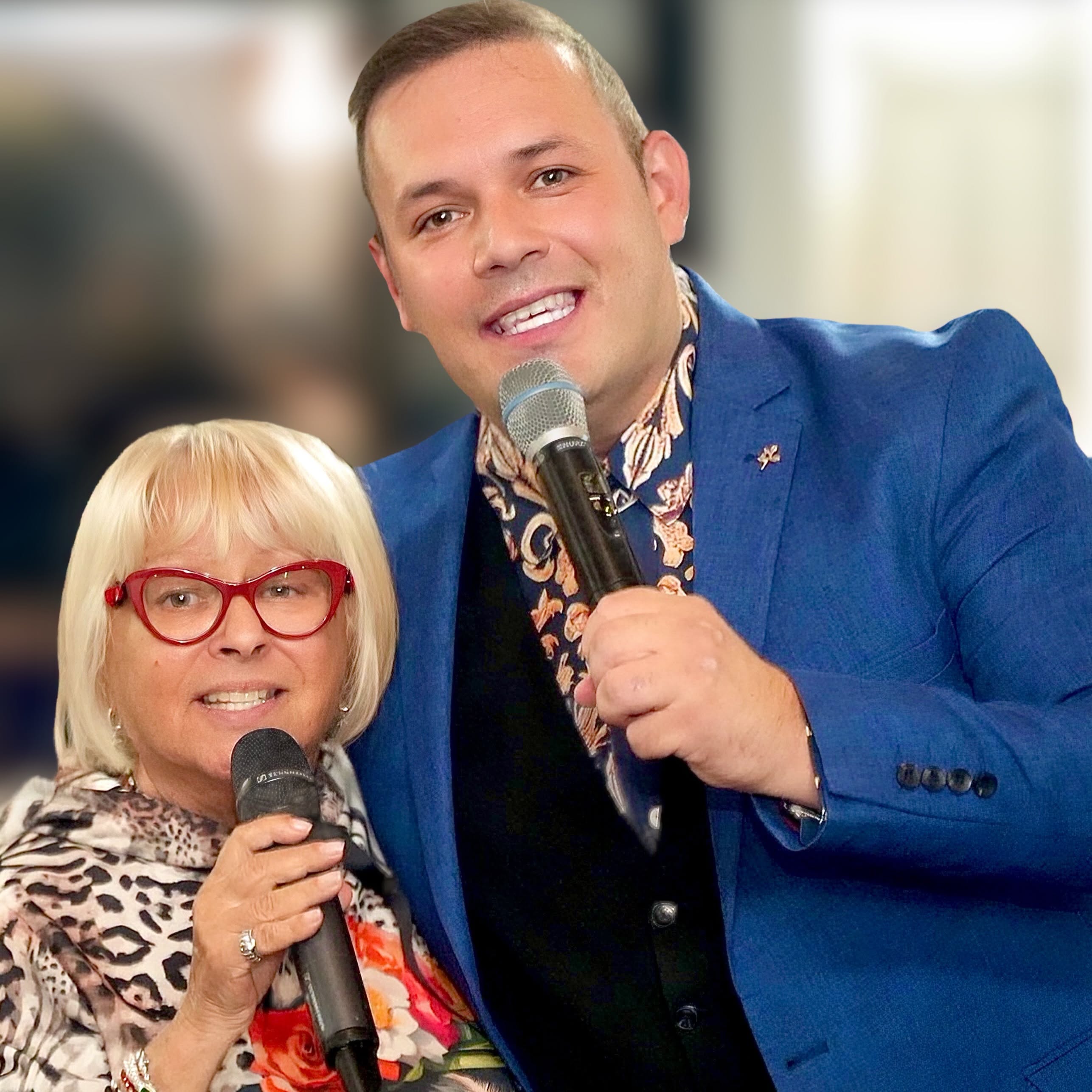 Mirabela Dauer &icirc;ntr-o rochie colorată, c&acirc;nt&acirc;nd alături de Raoul, &icirc;n timp ce acesta o cuprinde &icirc;n brațe și poartă o cămașă colorată, cu vestă neagră și sacou bleumarin
