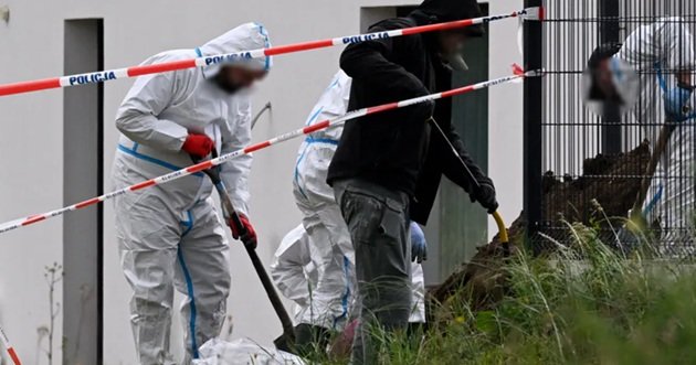 Autoritățile făcând săpături în curtea doctoriței care a îngropat 34 de fetuși lângă fosta ei casă