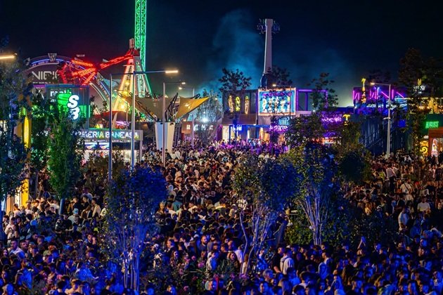 Mulțimea de tineri prezenți la festivalul Beach Please pe timp de noapte