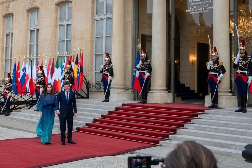 Mirabela Grădinaru și Nicușor Dan st&acirc;nd la poze pe covorul roșu, la intrarea &icirc;n Palatul &Eacute;lys&eacute;e, unde președintele Franței a organizat un dineu