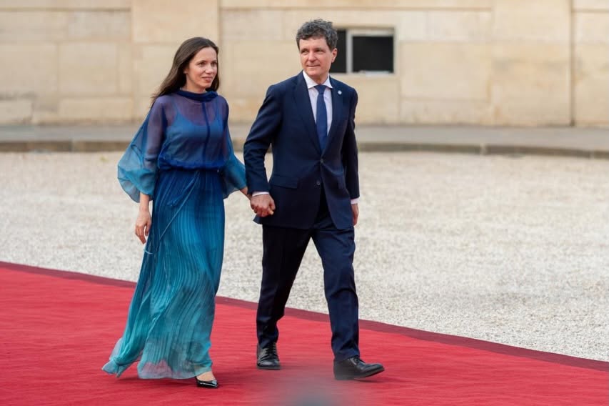 Mirabela Grădinaru și Nicușor Dan țin&acirc;ndu-se de m&acirc;nă pe covorul roșu, la dineul de la Palatul &Eacute;lys&eacute;e, &icirc;mbrăcați asortat, &icirc;n nuanțe de albastru și turcoaz