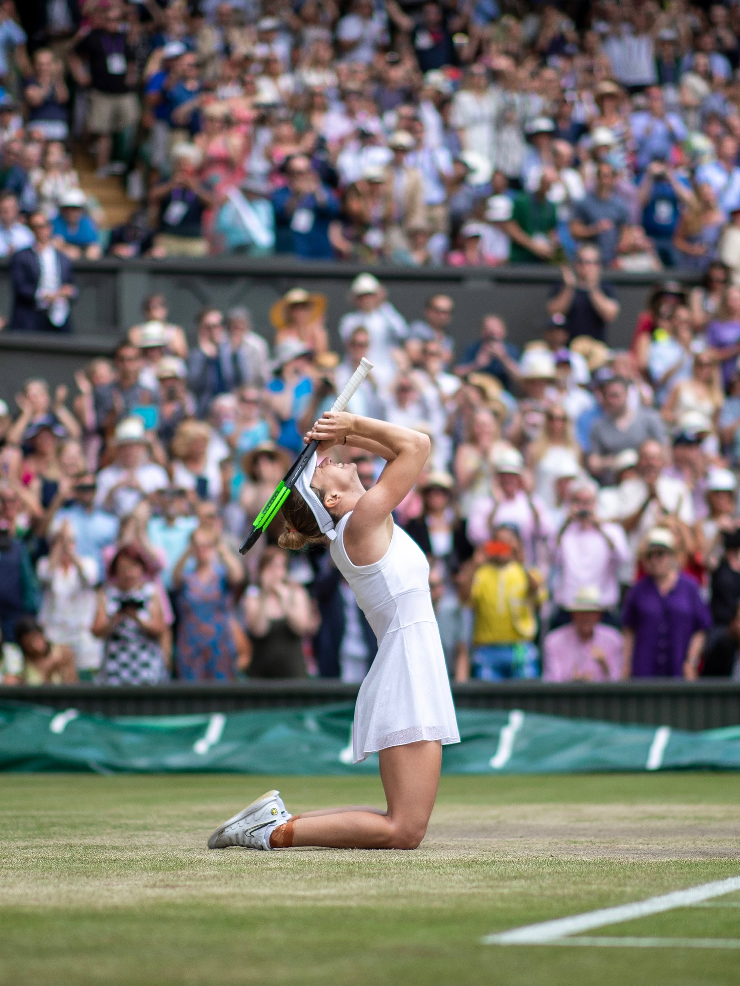 Simona Halep la Wimbledon, &icirc;n 2019, bucur&acirc;ndu-se de victorie, &icirc;n timp ce era &icirc;mbrăcată complet &icirc;n alb