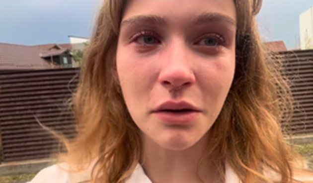 Sofia Bucur, fiica lui Dragoș Bucur, film&acirc;ndu-se cu ochii &icirc;n lacrimi