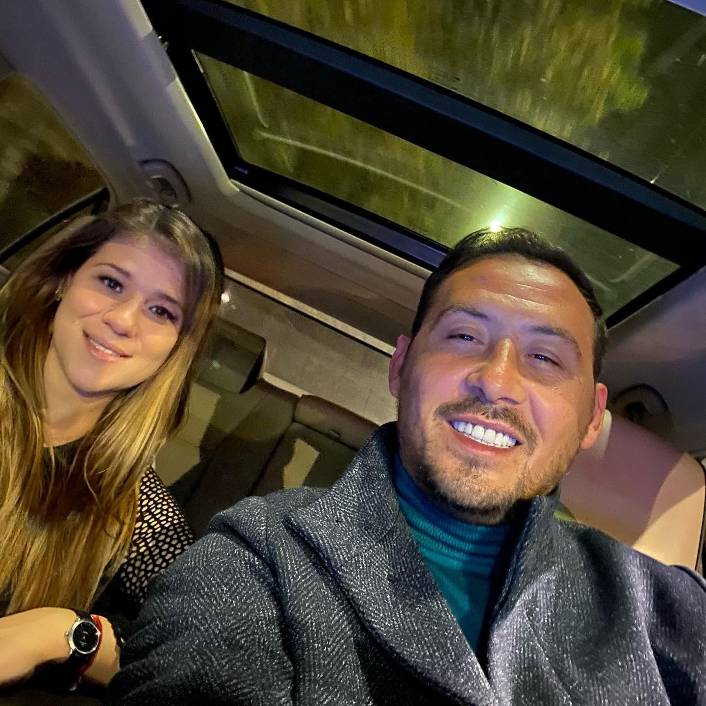 Ștefan Stan z&acirc;mbitor, &icirc;ntr-o mașină cu trapă, alături de Simona, mama fiicelor sale, &icirc;n timp ce erau &icirc;mbrăcați am&acirc;ndoi &icirc;n haine de iarnă
