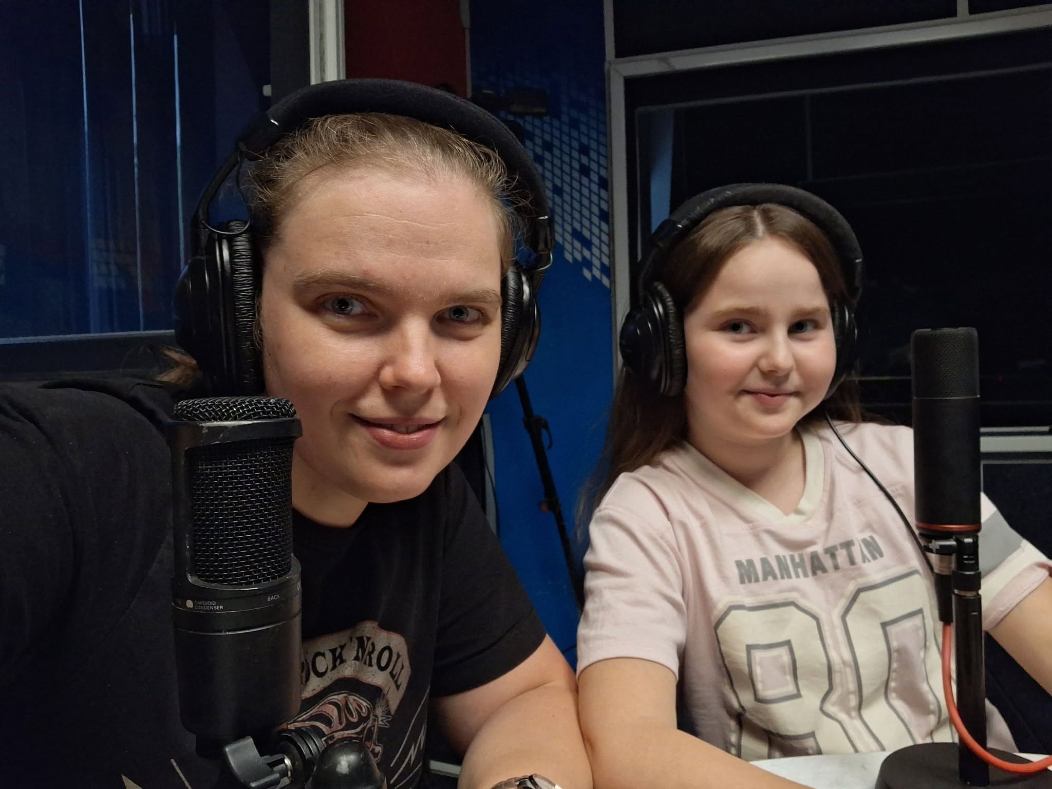 Ana-Maria Păunescu alături de fiica ei, Alexandra Păunescu Șerban, &icirc;ntr-un studio radio, cu microfoane &icirc;n față și cu căști pe cap